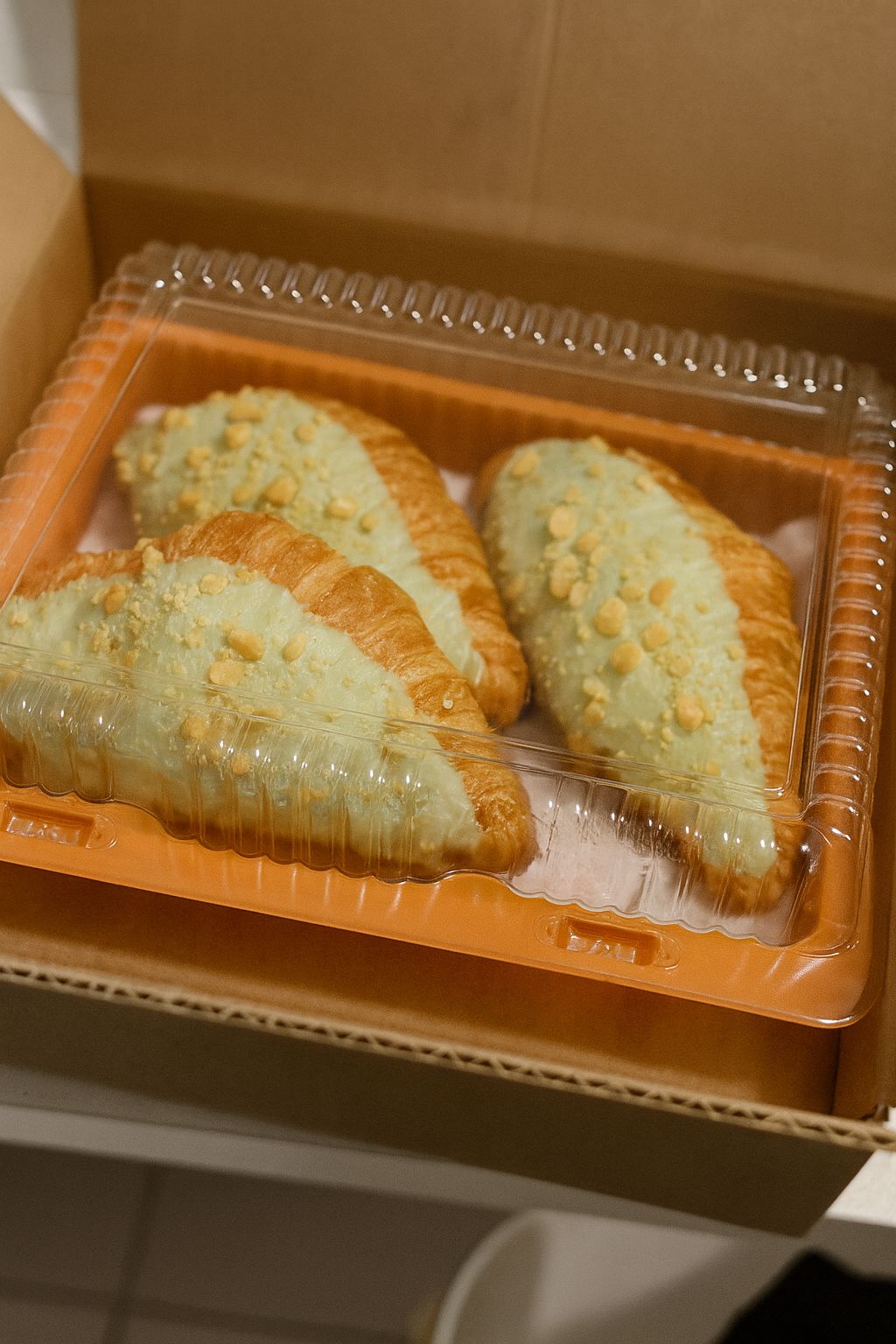 Caja de Croissants Rellenos con Nutella cubiertos en Chocolate Blanco